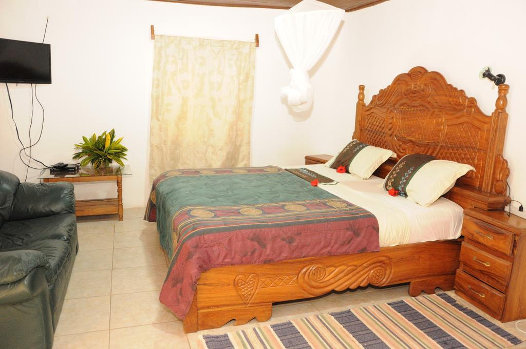Leybato Beach Hotel Fajara Ngoại thất bức ảnh