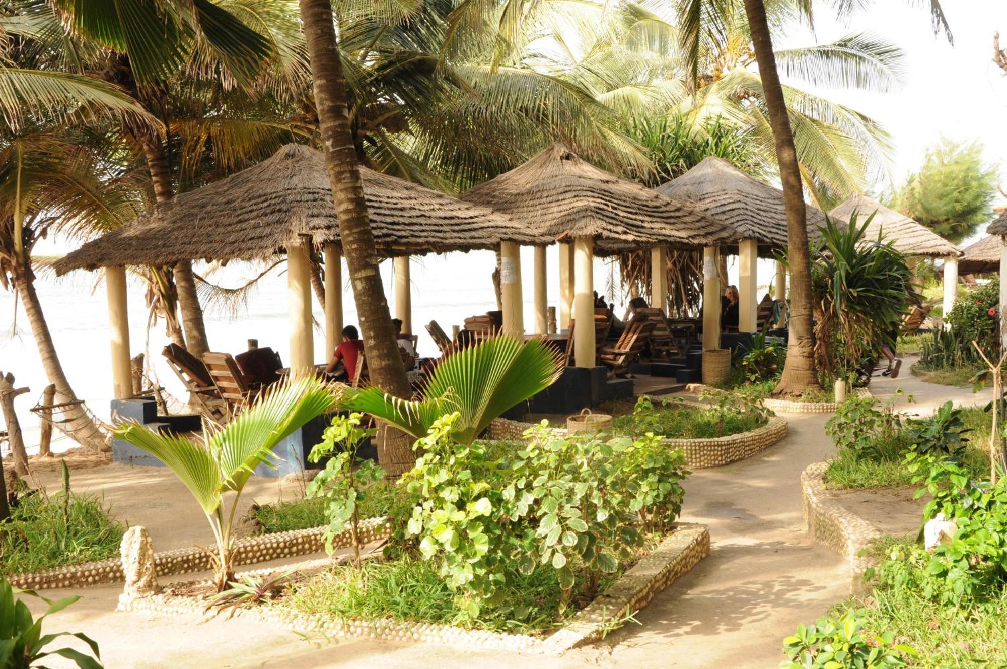 Leybato Beach Hotel Fajara Ngoại thất bức ảnh