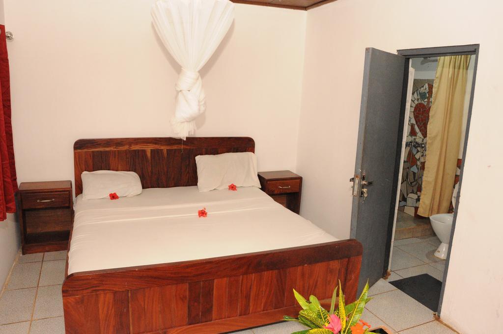 Leybato Beach Hotel Fajara Ngoại thất bức ảnh