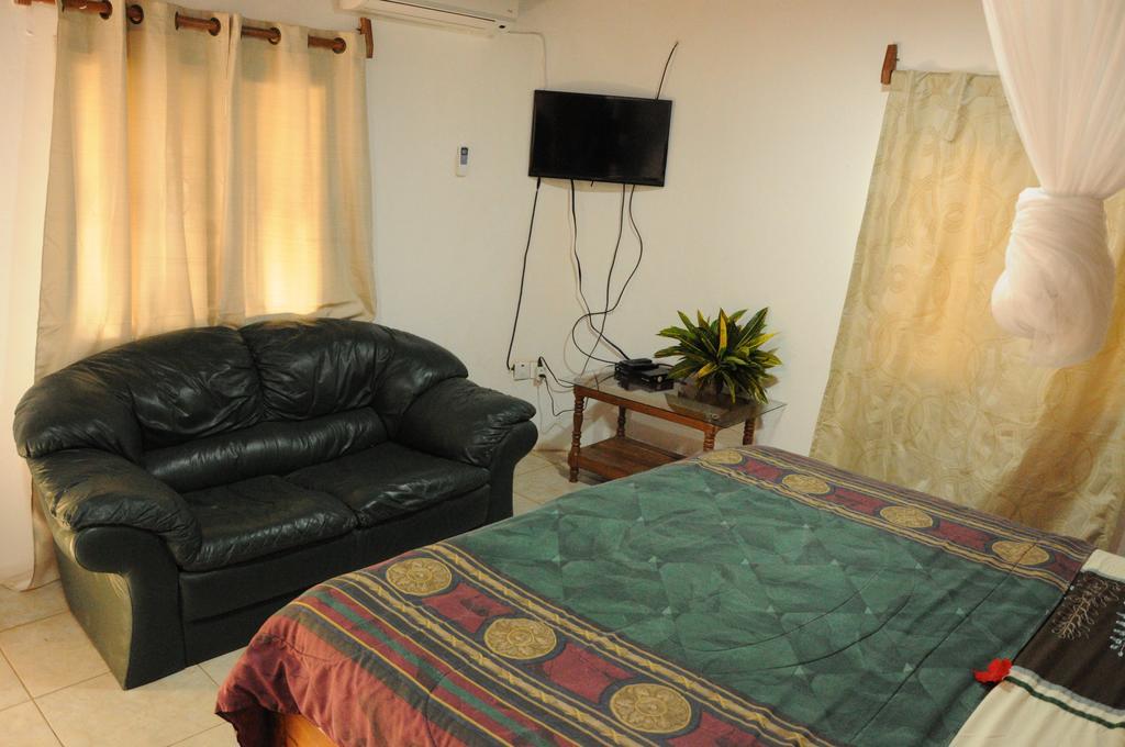 Leybato Beach Hotel Fajara Ngoại thất bức ảnh